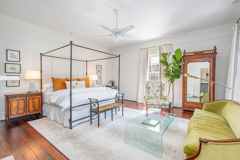Luxury Suite Overlooking Taylor Square - House On Taylor Square Savannah Apartment