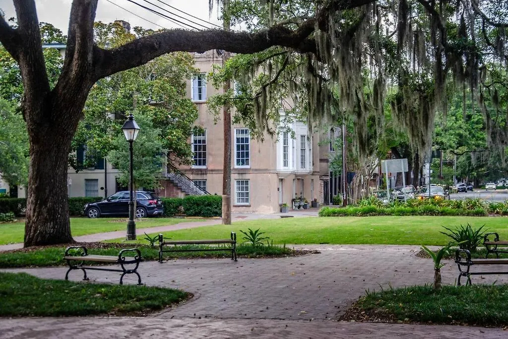 Luxury Suite Overlooking Taylor Square - House On Taylor Square Savannah Apartment